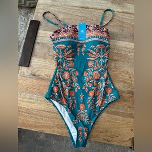 NWT Cupshe Swimsuit. Size Medium.